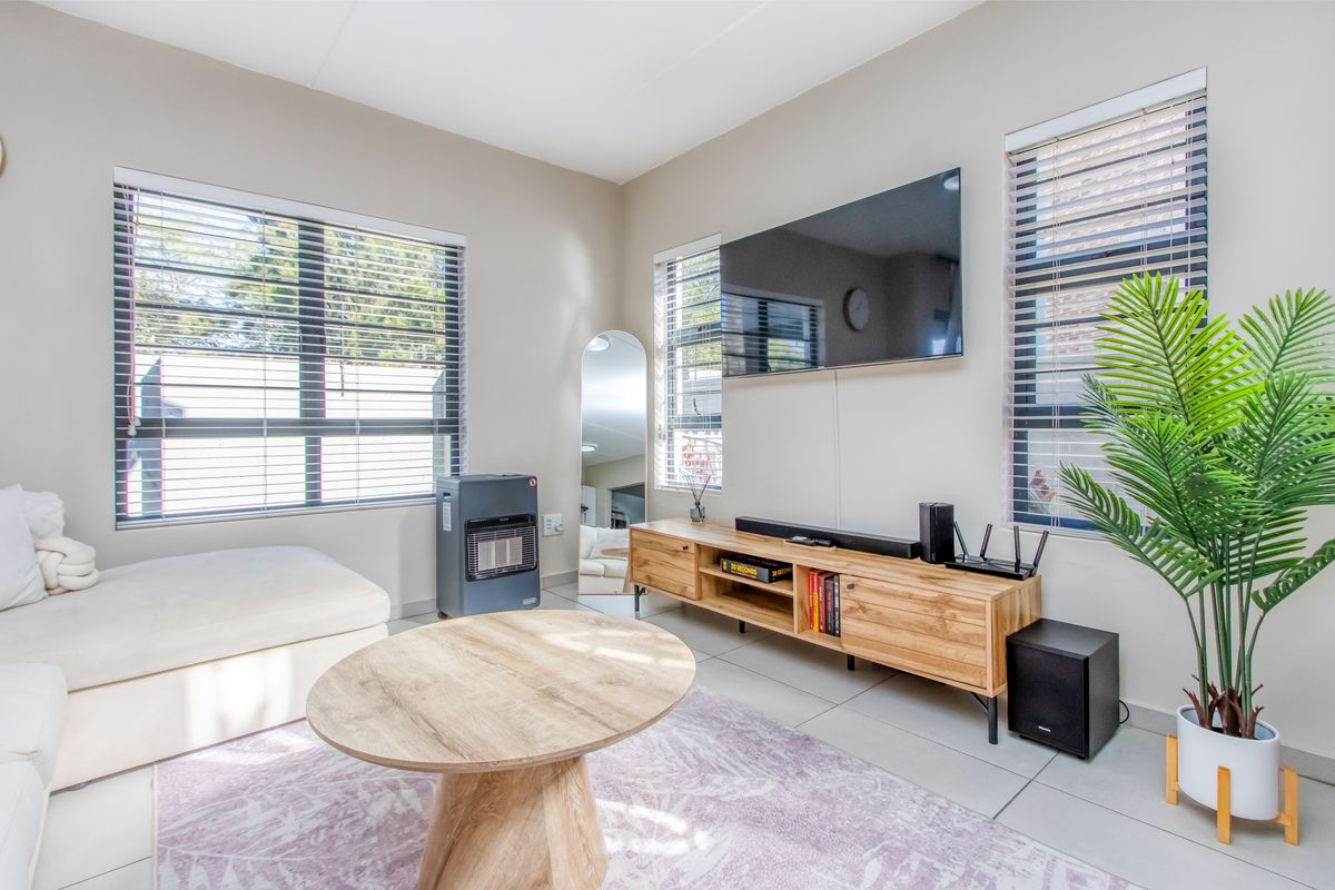 Executive Lock-Up-and-Go: Pristine 4-Bedroom Cluster in a Premier Upmarket Suburb - Photo 4