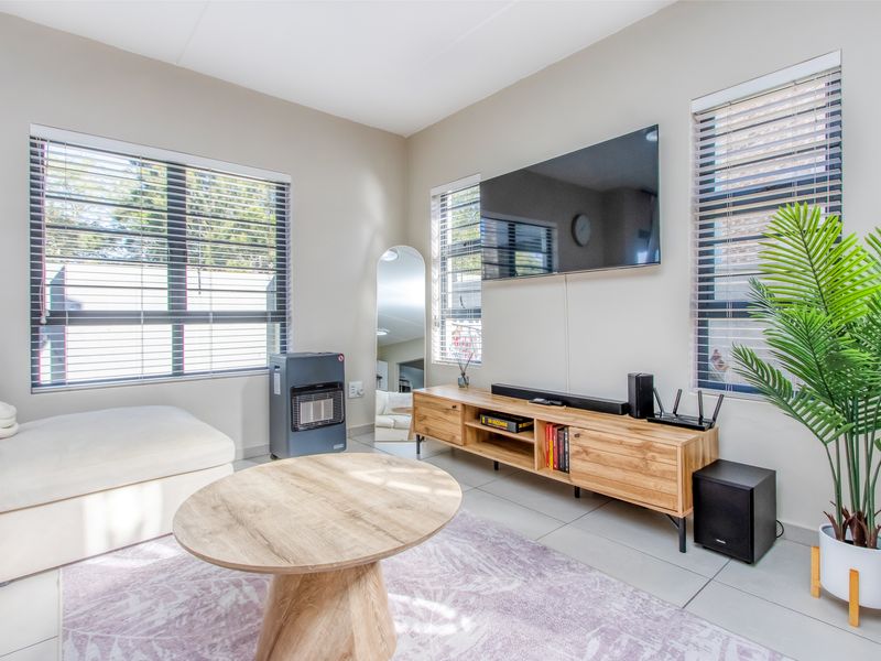 Executive Lock-Up-and-Go: Pristine 4-Bedroom Cluster in a Premier Upmarket Suburb - Photo 4