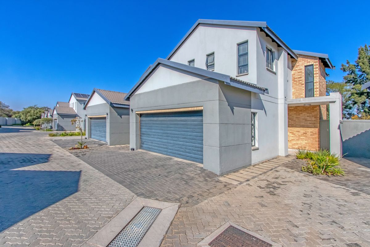Executive Lock-Up-and-Go: Pristine 4-Bedroom Cluster in a Premier Upmarket Suburb - Photo 2