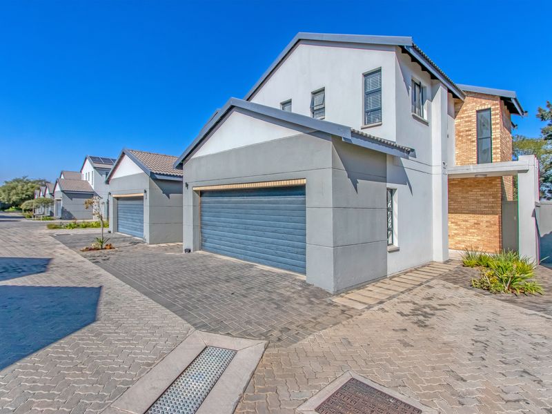 Executive Lock-Up-and-Go: Pristine 4-Bedroom Cluster in a Premier Upmarket Suburb - Photo 2