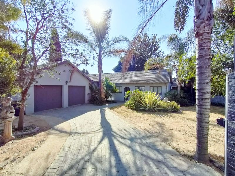 Elegant Family Home with Pool, Double Garage & Entertainment Flow... - Photo 1