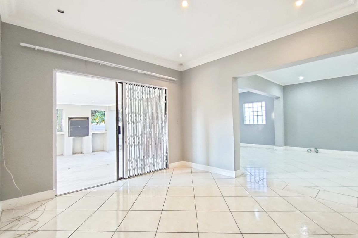 Elegant Family Home with Pool, Double Garage & Entertainment Flow... - Photo 4