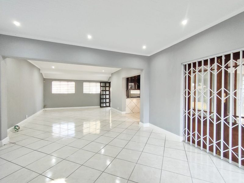 Elegant Family Home with Pool, Double Garage & Entertainment Flow... - Photo 10