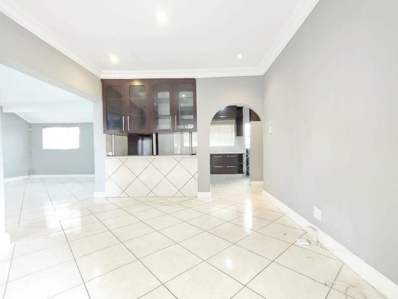 Elegant Family Home with Pool, Double Garage & Entertainment Flow... - Photo 9