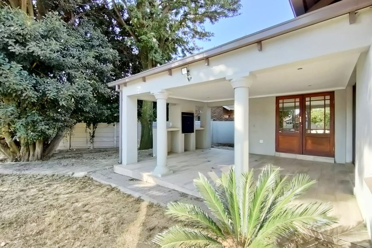 Elegant Family Home with Pool, Double Garage & Entertainment Flow... - Photo 3