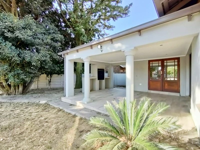Elegant Family Home with Pool, Double Garage & Entertainment Flow... - Photo 3