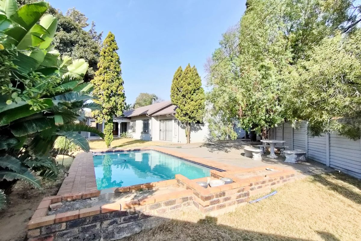 Elegant Family Home with Pool, Double Garage & Entertainment Flow... - Photo 2