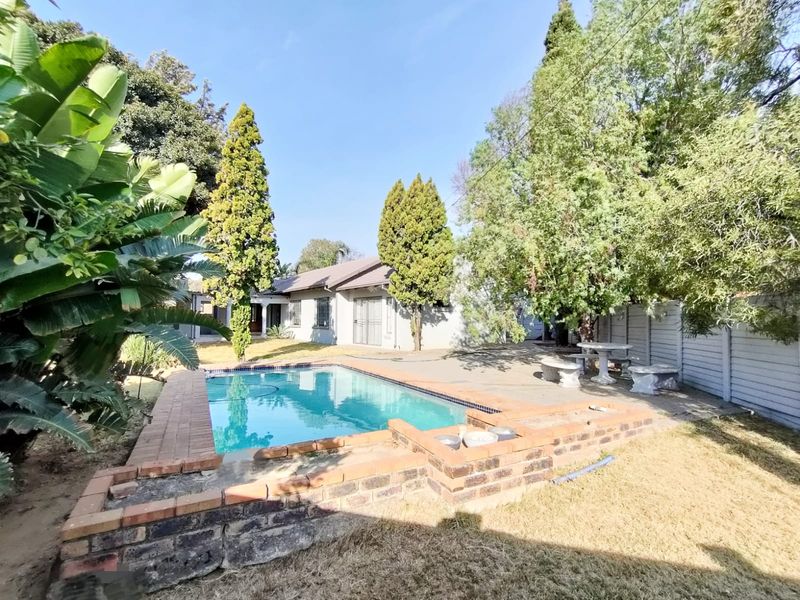 Elegant Family Home with Pool, Double Garage & Entertainment Flow... - Photo 2