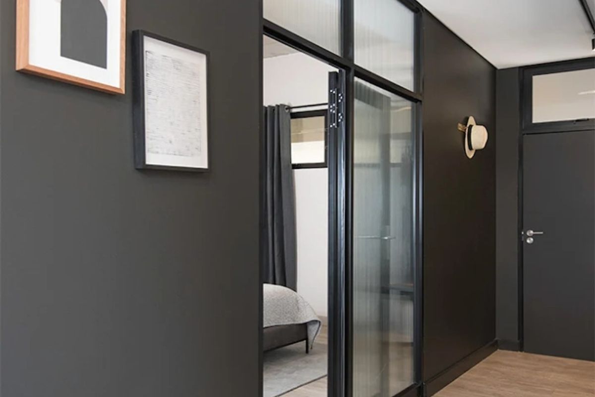 Tenanted, well-managed luxurious properties in the richest square mile in Africa - Photo 4