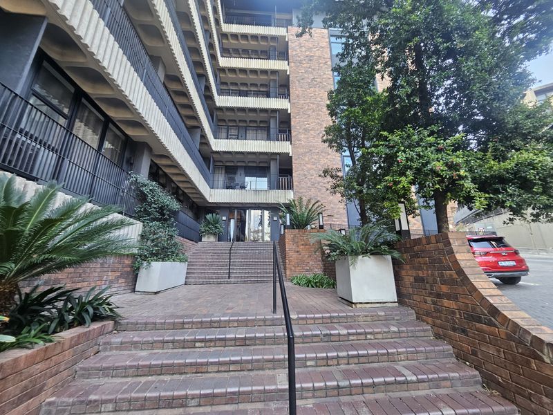 Tenanted, well-managed luxurious properties in the richest square mile in Africa - Photo 8