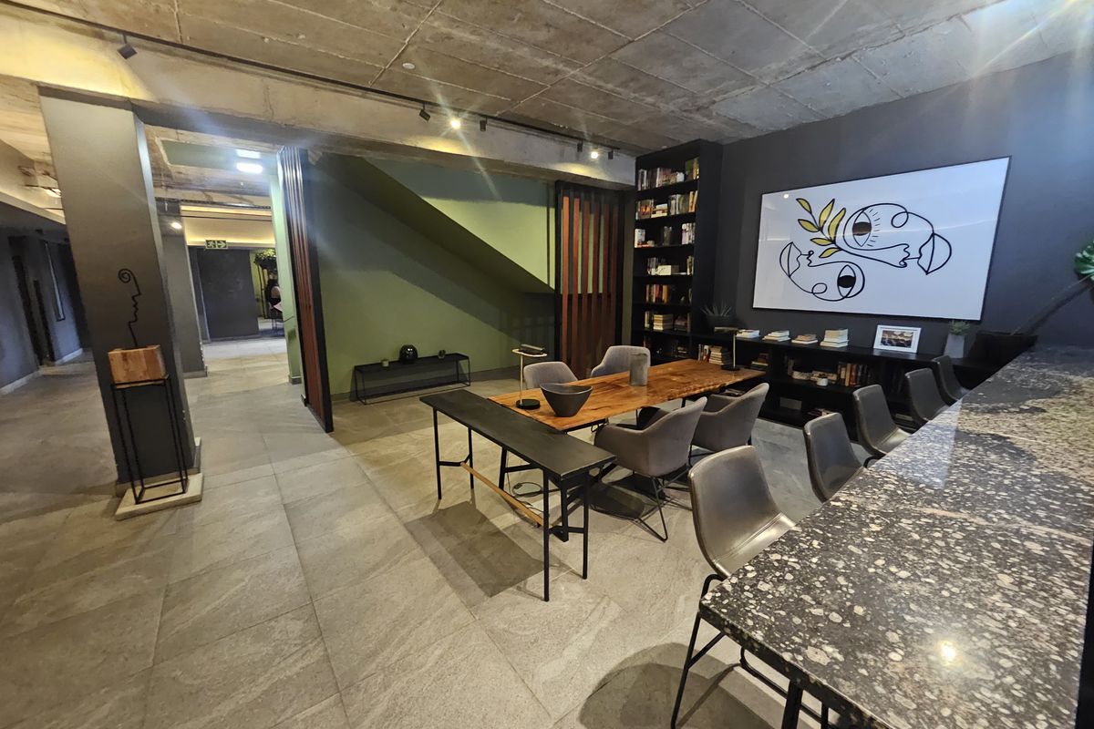 Tenanted, well-managed luxurious properties in the richest square mile in Africa - Photo 5