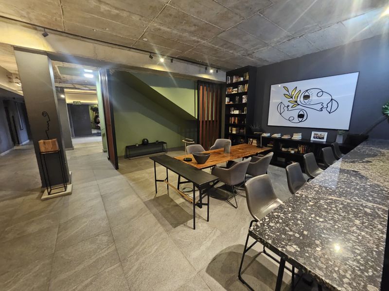 Tenanted, well-managed luxurious properties in the richest square mile in Africa - Photo 5