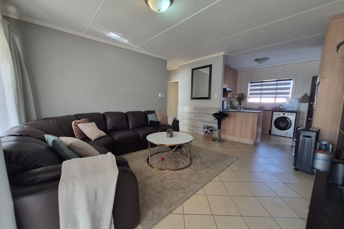 Stunning 2 beds 2 baths century - Photo 2
