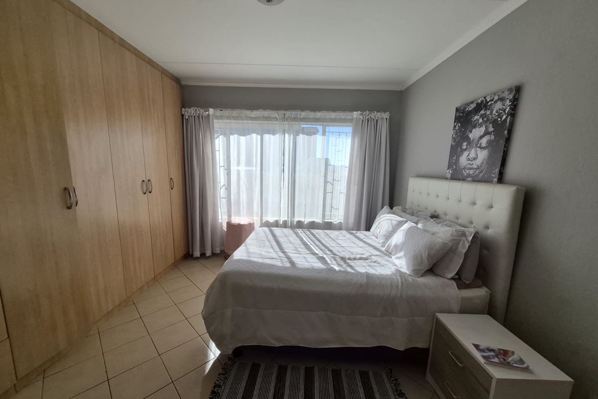 Stunning 2 beds 2 baths century - Photo 5