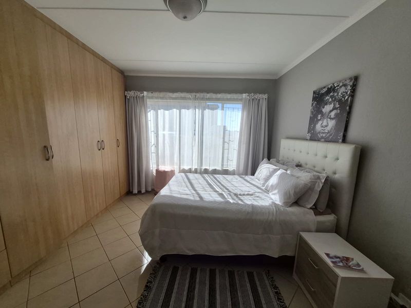 Stunning 2 beds 2 baths century - Photo 5