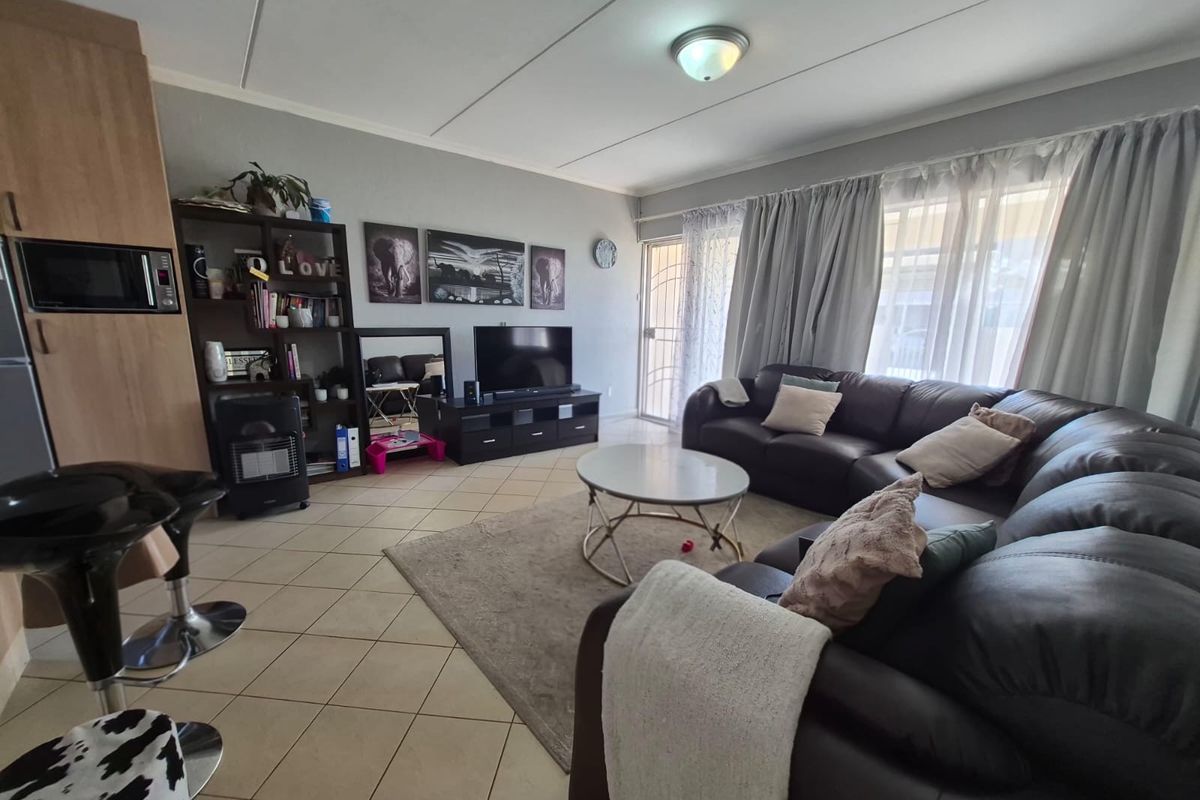 Stunning 2 beds 2 baths century - Photo 3