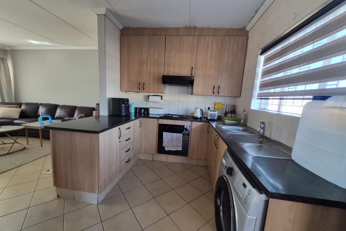 Stunning 2 beds 2 baths century - Photo 4