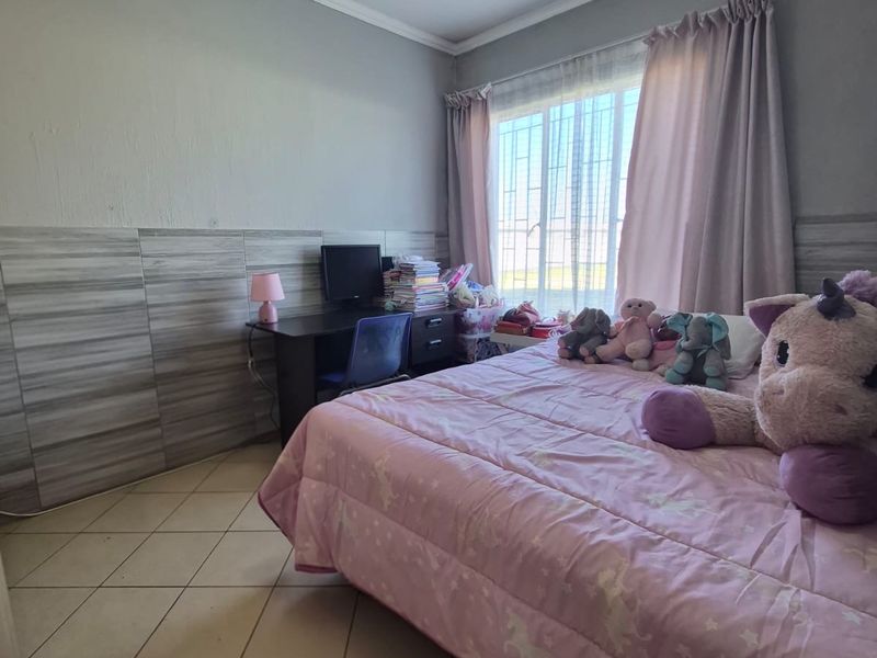 Stunning 2 beds 2 baths century - Photo 10