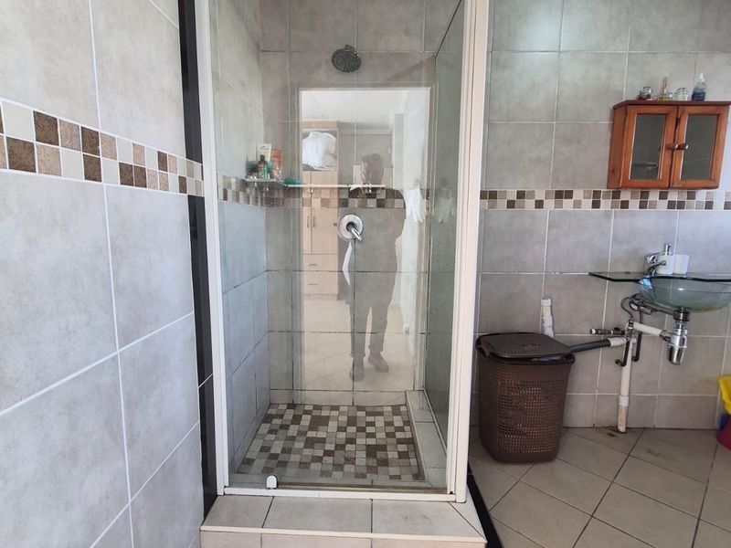 Stunning 2 beds 2 baths century - Photo 8