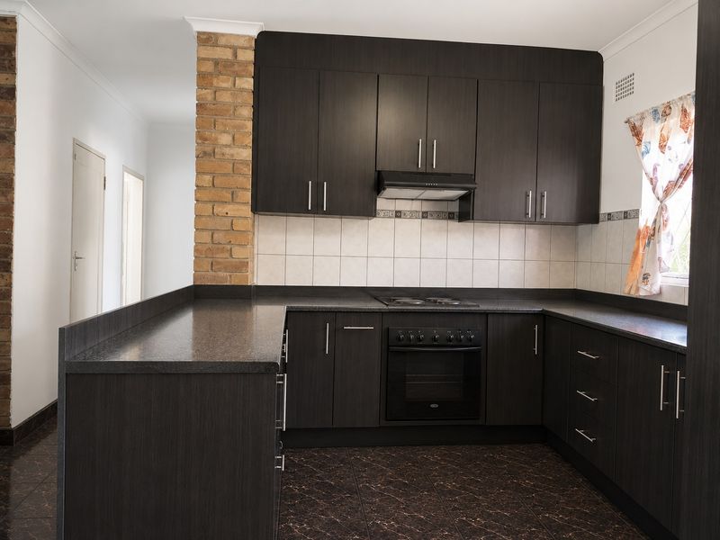 5 Bedroom House with Flatlet for sale in Strubenvale - Photo 4