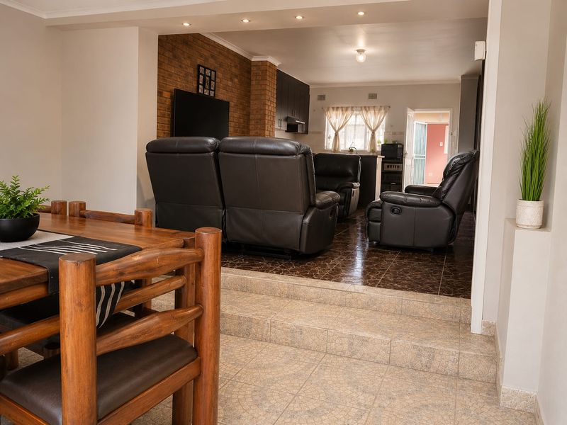 5 Bedroom House with Flatlet for sale in Strubenvale - Photo 2