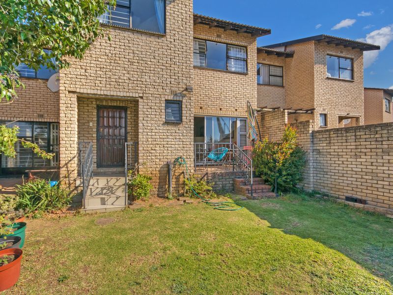 DISCOVER, COMFORTABLE AND STYLISH LIVING IN THIS BEAUTIFUL DUPLEX UNIT AND VERY SECURED COMPLEX!!! - Photo 1