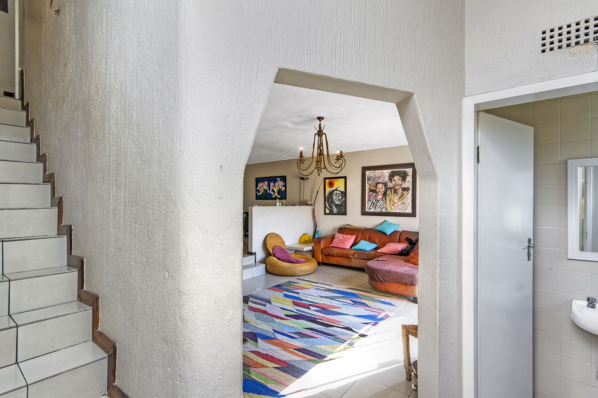 DISCOVER, COMFORTABLE AND STYLISH LIVING IN THIS BEAUTIFUL DUPLEX UNIT AND VERY SECURED COMPLEX!!! - Photo 4