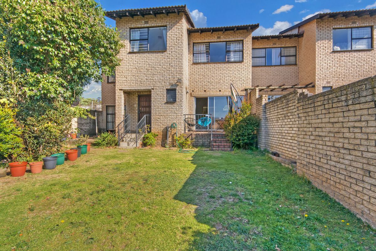 DISCOVER, COMFORTABLE AND STYLISH LIVING IN THIS BEAUTIFUL DUPLEX UNIT AND VERY SECURED COMPLEX!!! - Photo 2