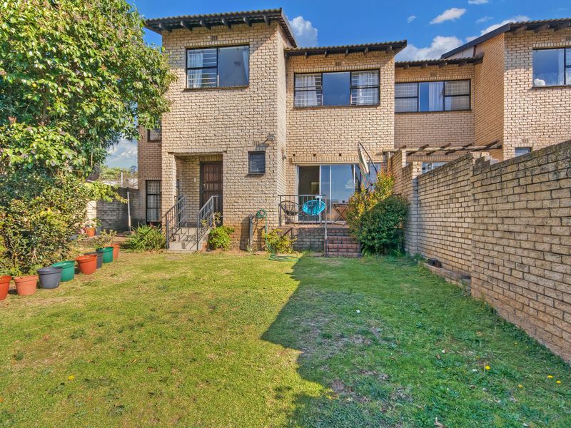 DISCOVER, COMFORTABLE AND STYLISH LIVING IN THIS BEAUTIFUL DUPLEX UNIT AND VERY SECURED COMPLEX!!! - Photo 2