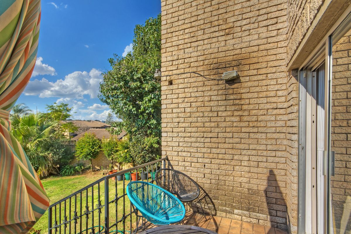 DISCOVER, COMFORTABLE AND STYLISH LIVING IN THIS BEAUTIFUL DUPLEX UNIT AND VERY SECURED COMPLEX!!! - Photo 3