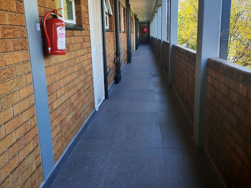 SUNNY 2 BED APARTMENT - Photo 3