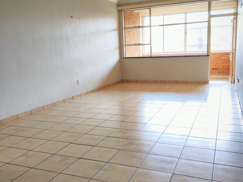 SUNNY 2 BED APARTMENT - Photo 5