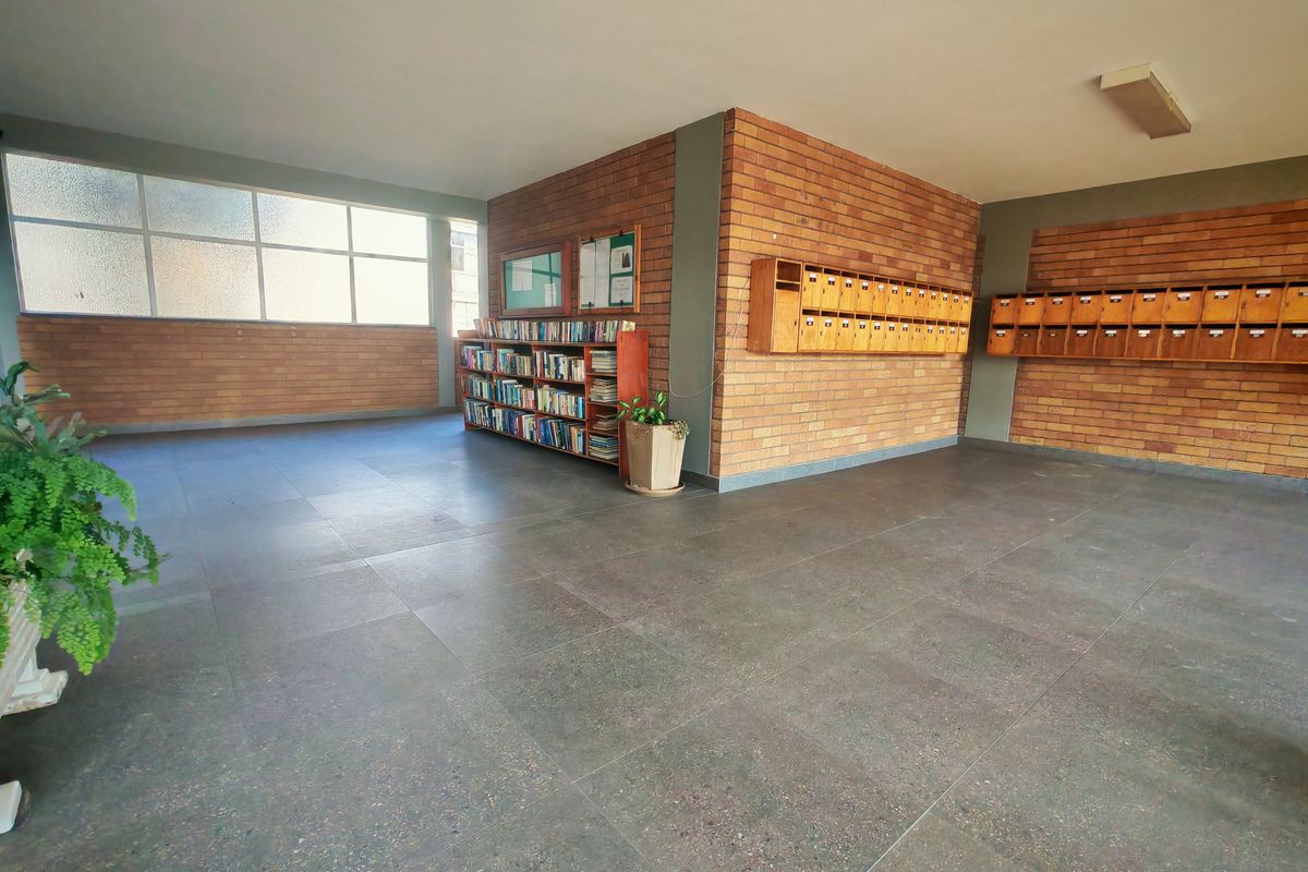 SUNNY 2 BED APARTMENT - Photo 2