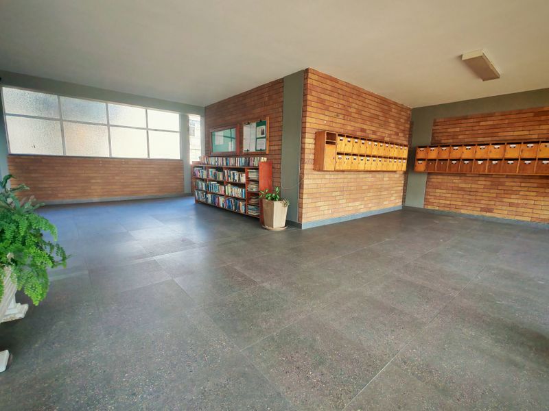 SUNNY 2 BED APARTMENT - Photo 2