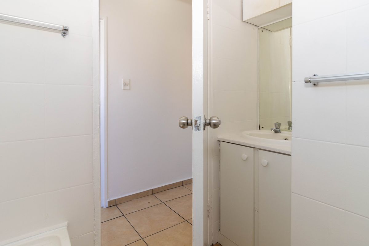 Secure 2 Bedroom Apartment to Rent in Zonnebloem - Photo 4