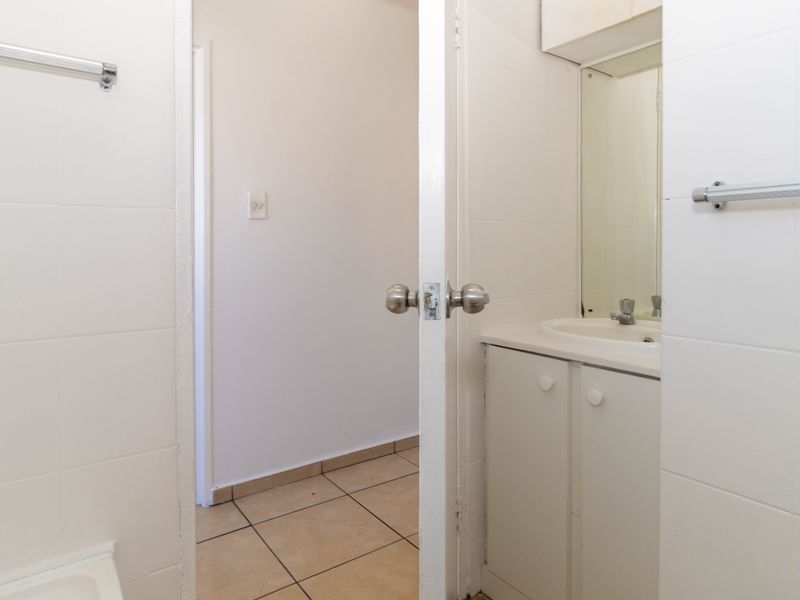 Secure 2 Bedroom Apartment to Rent in Zonnebloem - Photo 4
