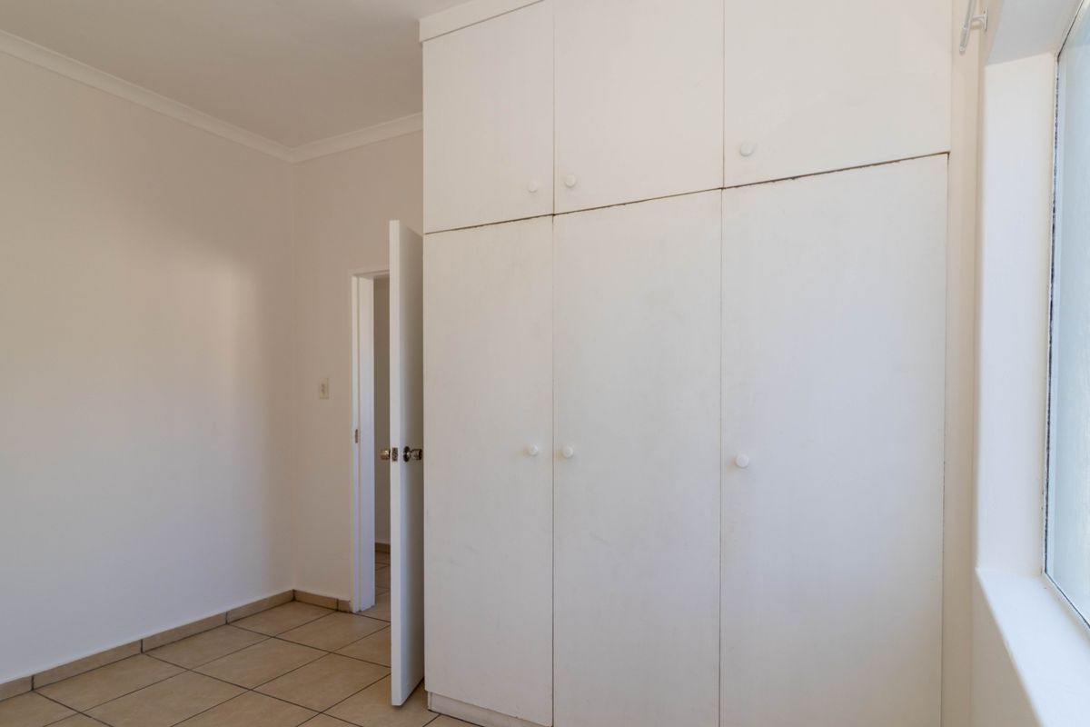 Secure 2 Bedroom Apartment to Rent in Zonnebloem - Photo 2