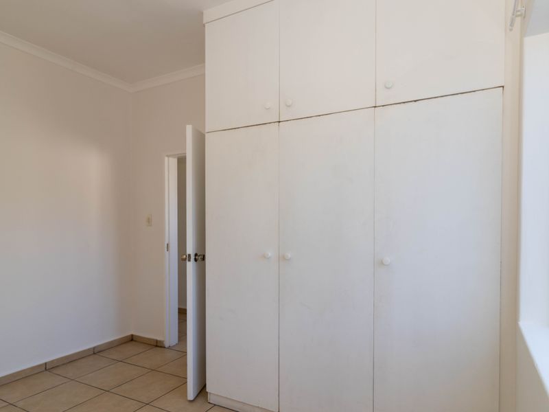 Secure 2 Bedroom Apartment to Rent in Zonnebloem - Photo 2