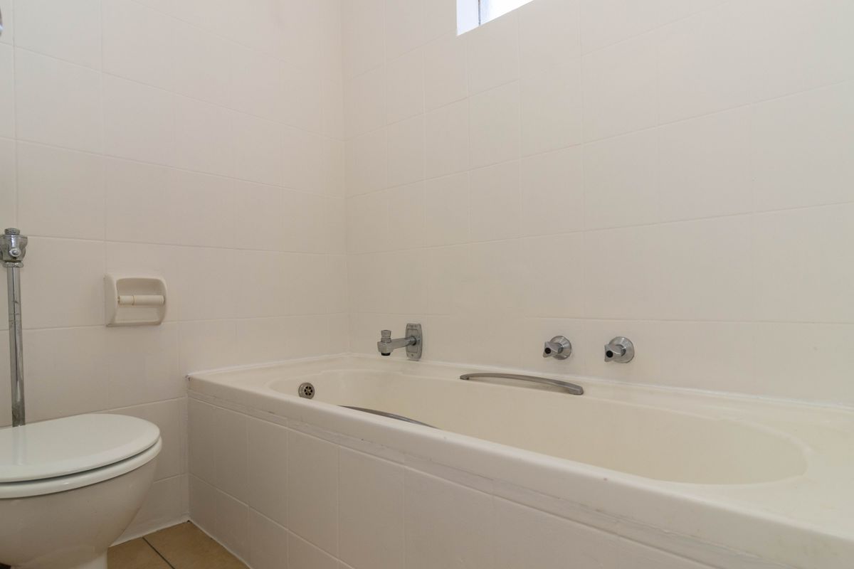 Secure 2 Bedroom Apartment to Rent in Zonnebloem - Photo 3