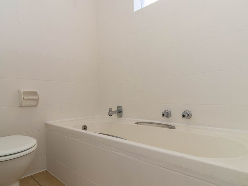Secure 2 Bedroom Apartment to Rent in Zonnebloem - Photo 3