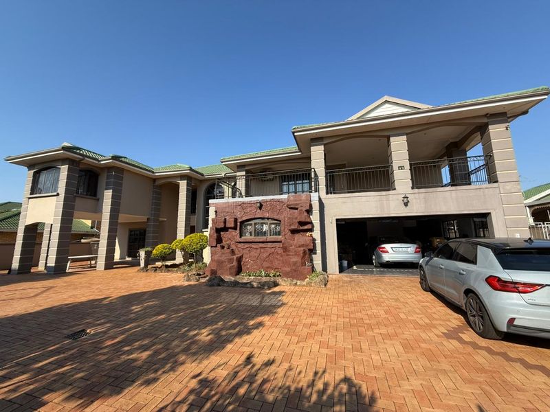 Elegant Fully Furnished Family Home in Somerset Park - Photo 1