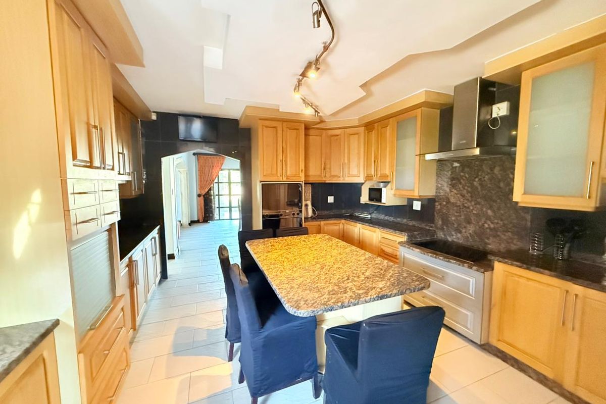 Elegant Fully Furnished Family Home in Somerset Park - Photo 4
