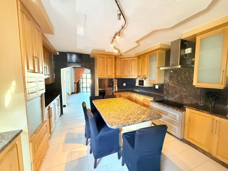 Elegant Fully Furnished Family Home in Somerset Park - Photo 4