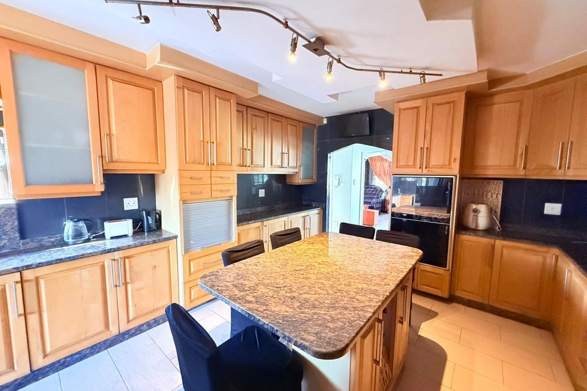 Elegant Fully Furnished Family Home in Somerset Park - Photo 5