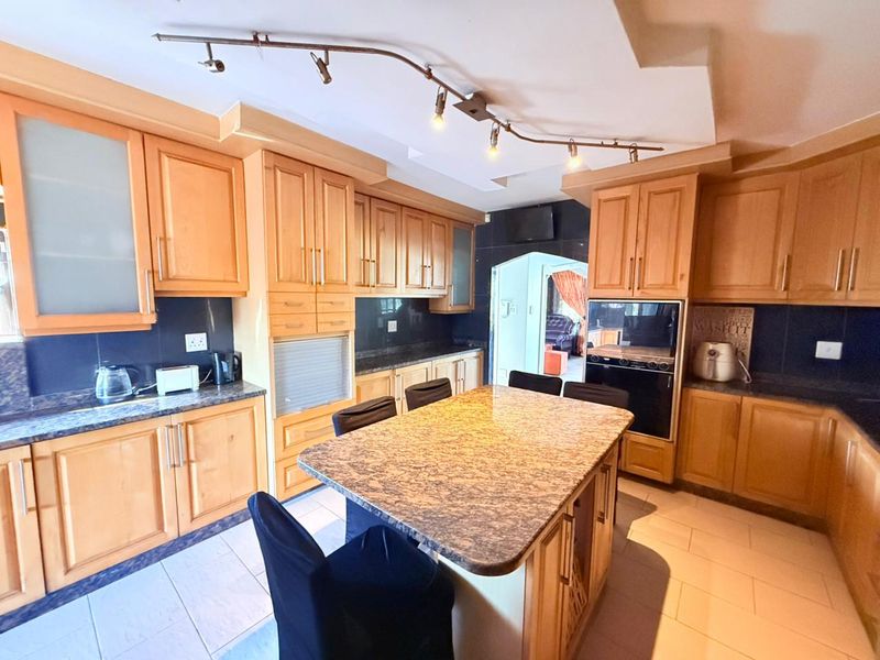 Elegant Fully Furnished Family Home in Somerset Park - Photo 5