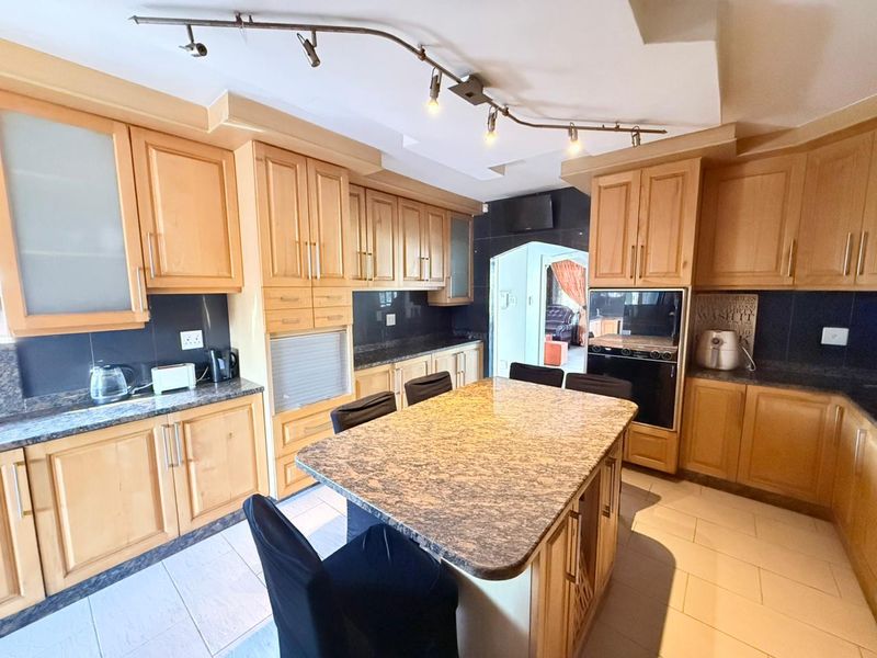 Elegant Fully Furnished Family Home in Somerset Park - Photo 6