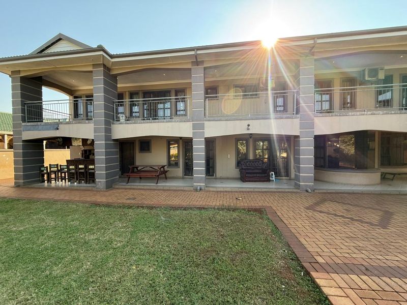 Elegant Fully Furnished Family Home in Somerset Park - Photo 2