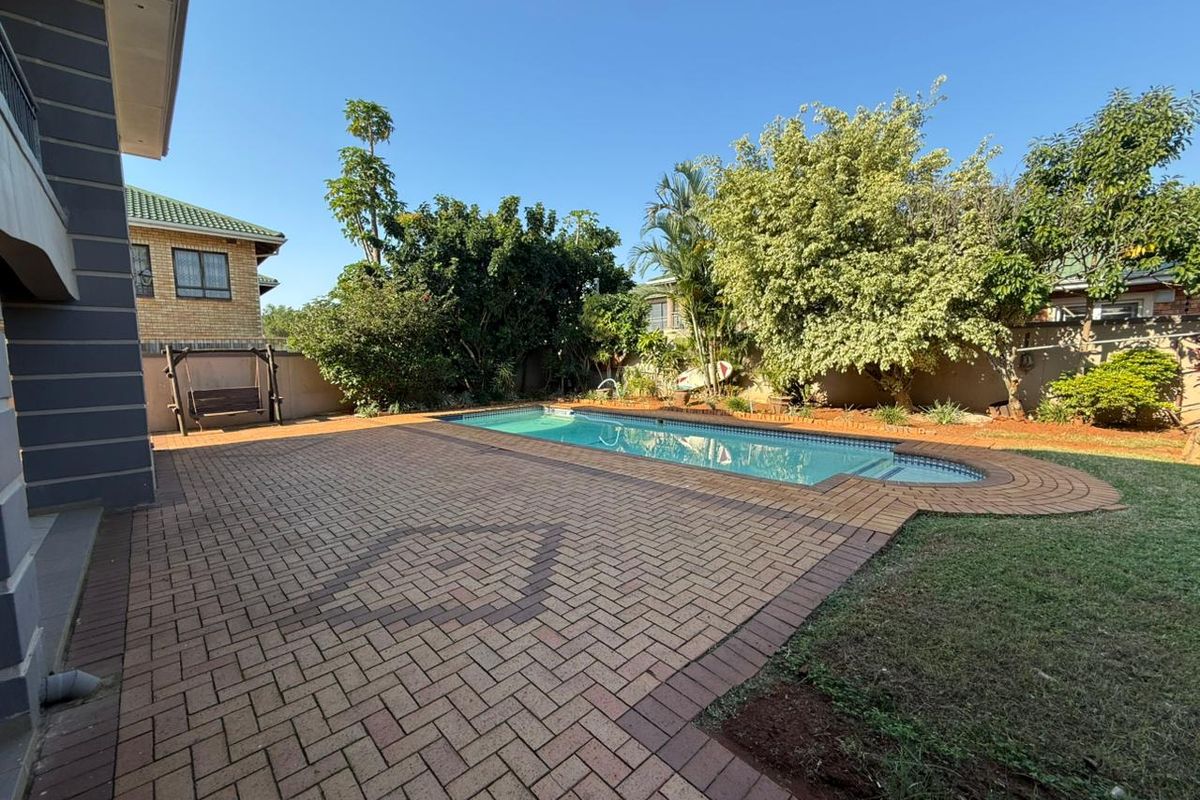 Elegant Fully Furnished Family Home in Somerset Park - Photo 3