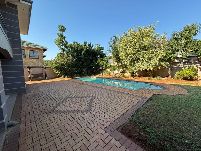 Elegant Fully Furnished Family Home in Somerset Park - Photo 3