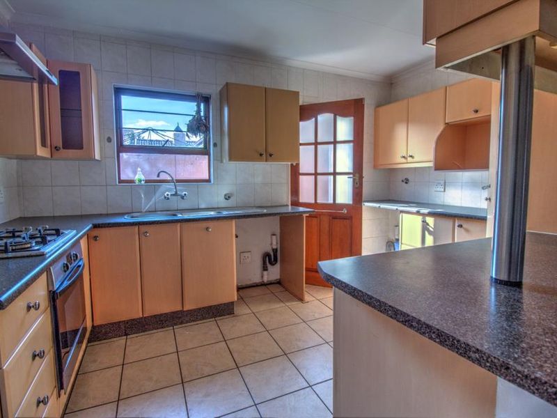 Pristine Executive Cluster in Bishops Court - Photo 3